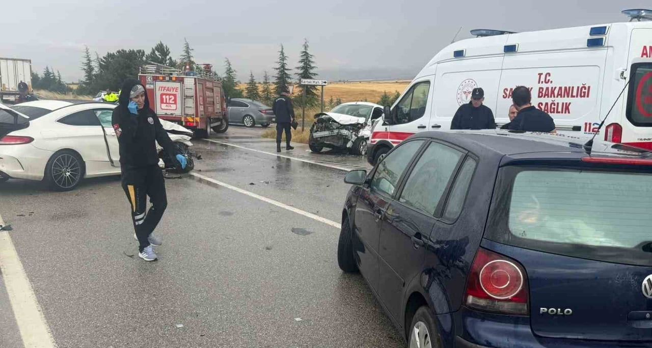 ANKARA-ESKİŞEHİR D-200 KARAYOLU SİVRİHİSAR MEVKİİNDE YAĞIŞ SONRASI KAYGANLAŞAN YOLDA 3 ARACIN...