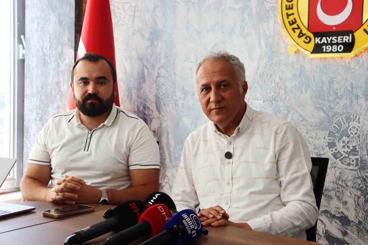 TÜKETİCİLER BİRLİĞİ GENEL BAŞKANI MAHMUT ŞAHİN, (SAĞDA) VE AVUKAT KERİM BAHADIR ERTAŞ (SOLDA)...