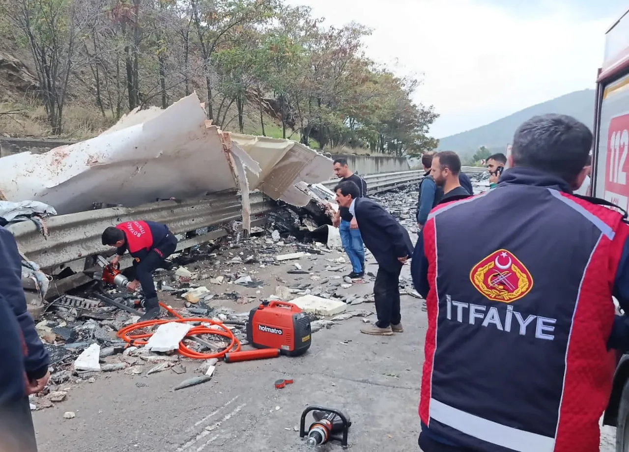 SİNOP’UN BOYABAT İLÇESİNDE BALIK TAŞIYAN KAMYONUN DEVRİLMESİ SONUCU MEYDANA GELEN KAZADA 1 KİŞİ...