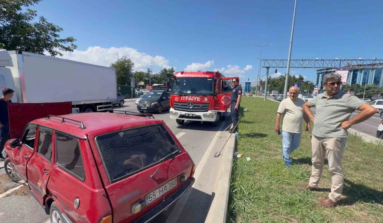 SAMSUN’UN ATAKUM İLÇESİNDE OTOMOBİL VE SUV ARACIN ÇARPIŞMASI SONUCU MEYDANA GELEN TRAFİK KAZASINDA...