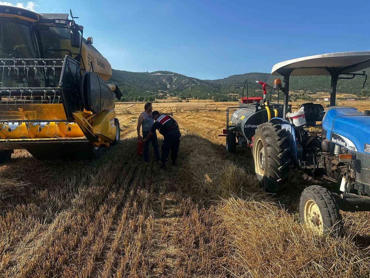 BİLECİK'TE BİÇERDÖVER OPERATÖRLERİNE YANGIN EĞİTİMİ