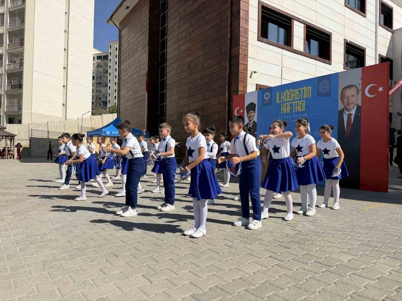 ÖĞRENCİLERİN GÜNÜN ANLAM VE ÖNEMİNİ BELİRTEN ŞİİRLER OKUDUĞU PROGRAMDA, HALK OYUNLARI GÖSTERİSİ...