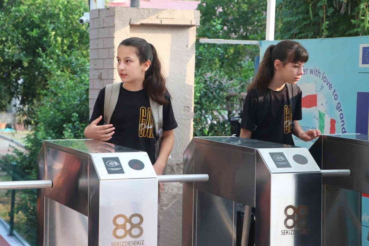 ADANA’DA GAZİ ORTAOKULU’NDA ÖĞRENCİLER, OKULLARINA GÜVENLİK AMACIYLA UYGULANAN TURNİKE SİSTEMİYLE...