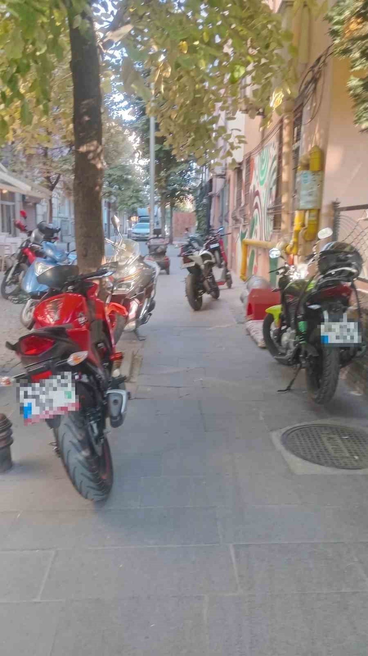 ESKİŞEHİR'DE MOTOSİKLETLERİN KALDIRIMLARA GELİŞİ GÜZEL PARK EDİLMESİ YAYALARIN TEPKİSİNE NEDEN...