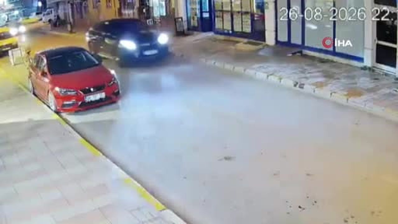 Otomobilin zincir markete daldığı anlar kamerada