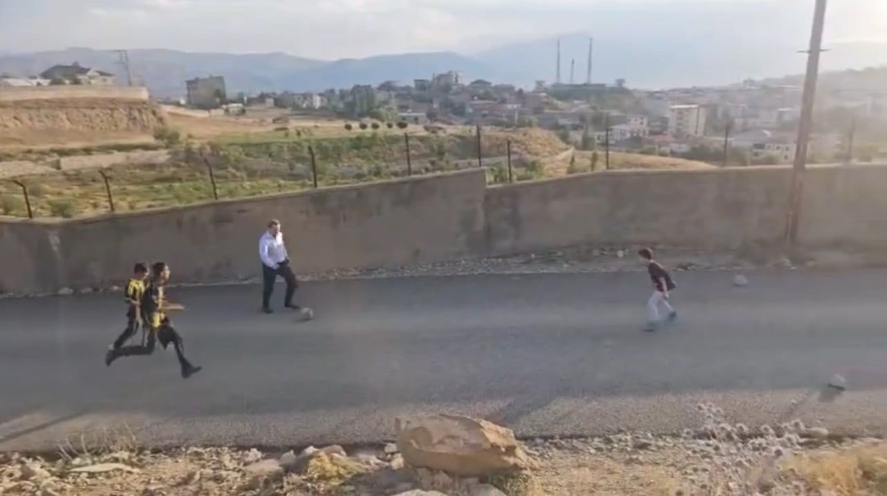 HAKKARİ'NİN YÜKSEKOVA KAYMAKAMI VOLKAN HÜLÜR, İLÇE MERKEZİNDE SOKAKTA FUTBOL OYNAYAN ÇOCUKLARIN...