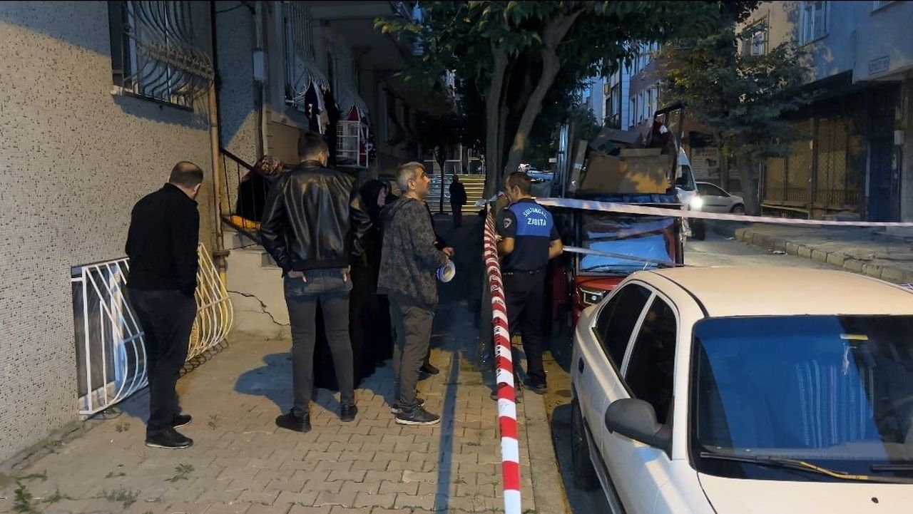 SULTANGAZİ’DE DUVARLARINDA ÇATLAMA MEYDANA GELEN İKİ APARTMAN TAHLİYE EDİLDİ