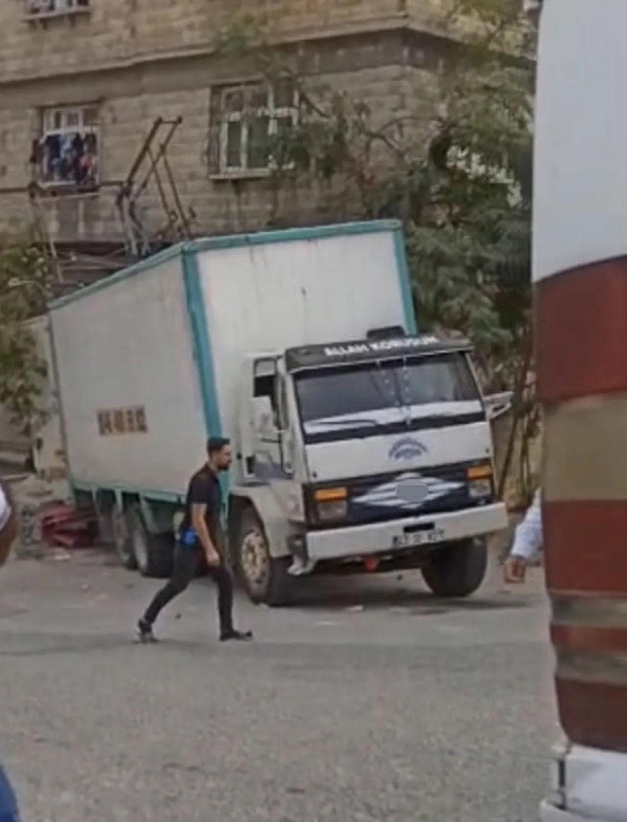 GAZİANTEP'TE YOKUŞ YUKARI HAREKET HALİNDEYKEN FRENİ BOŞALAN KAMYON, GERİ GERİ KAYARAK ELEKTRİK...