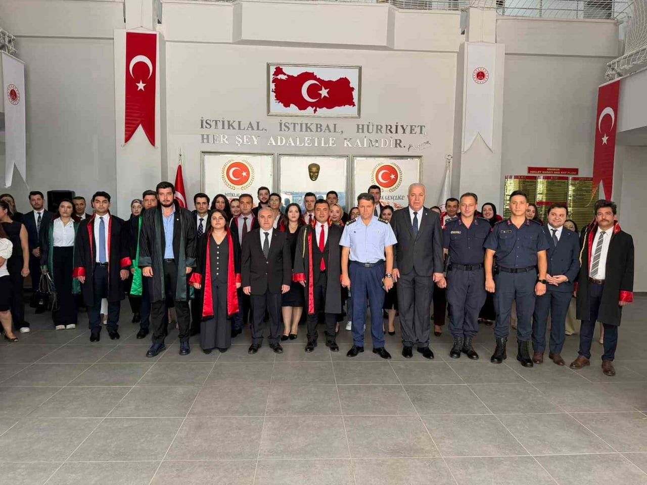 ANAMUR ADLİYESİ'NDE DÜZENLENEN TÖRENDE İLÇE KAYMAKAMI KEMAL DURU, ANAMUR CUMHURİYET BAŞSAVCISI...