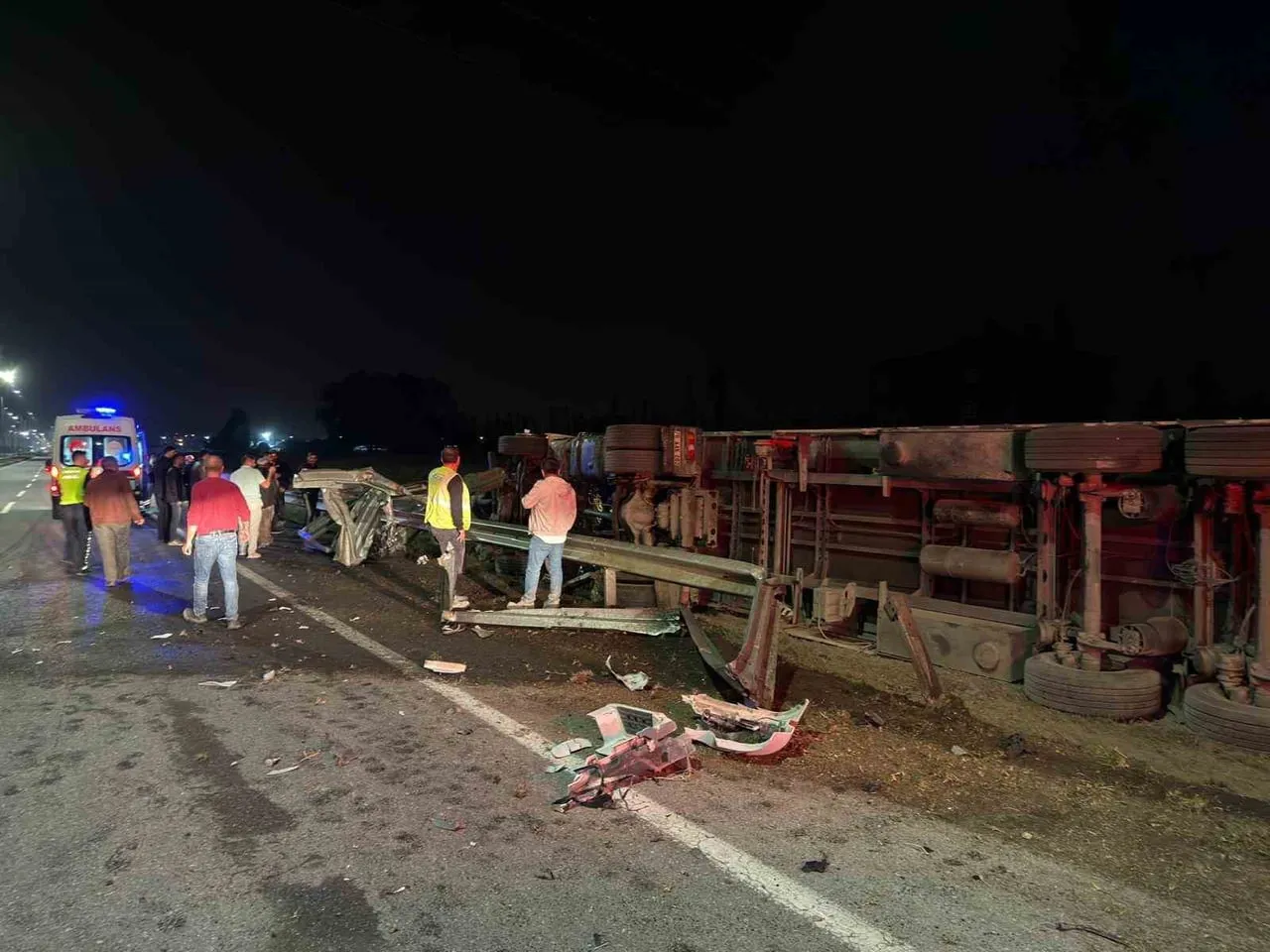 IĞDIR’DA ÇİMENTO YÜKLÜ TIR DEVRİLDİ: 1 YARALI