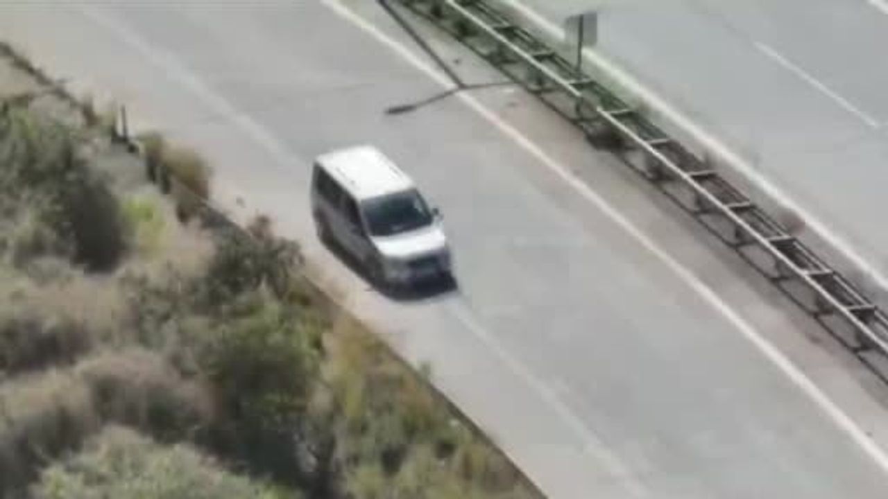 Otoyolda geri geri giden uyanık sürücü dron kamerasına yakalandı