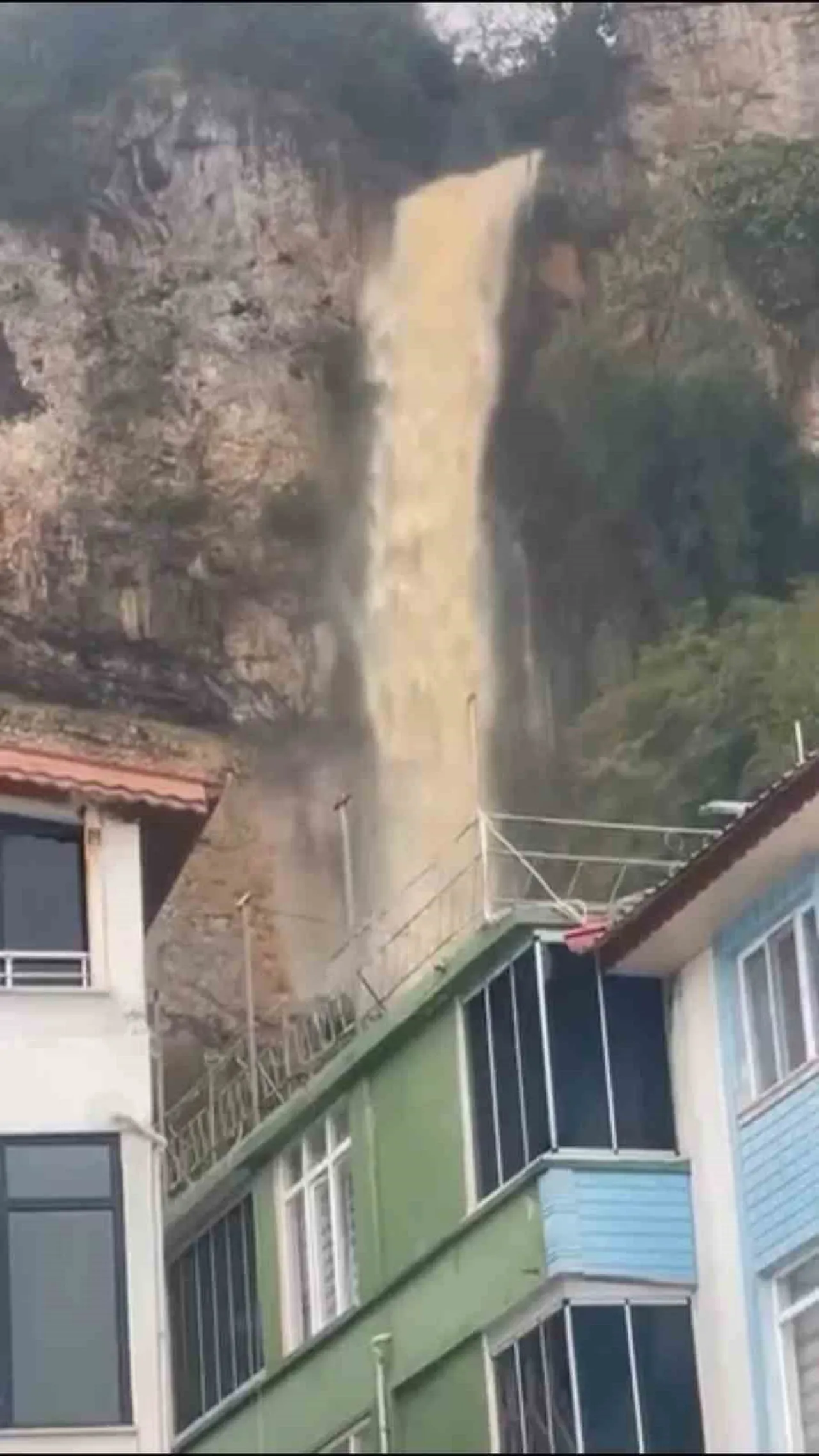 BARTIN'DA BUGÜN ÖĞLEN SAATLERİNDE BASTIRAN VE DEVAM EDEN SAĞANAK YAĞIŞ İLE BİRLİKTE İLGİNÇ...