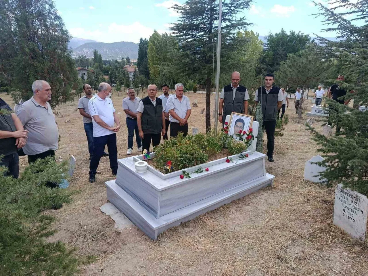 KÜTAHYA’DA ŞEHİT ORMAN İŞLETME ŞEFİ MURAT YILDIRIM, VEFATININ YIL DÖNÜMÜNDE DUALARLA...