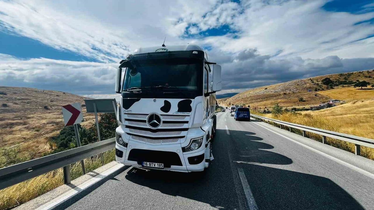 BİLECİK'TE KONTROLDEN ÇIKARAK KARŞI ŞERİDE GEÇEN KAMYONUN OTOMOBİLE ÇARPMASI SONUCU 1 KİŞİ...