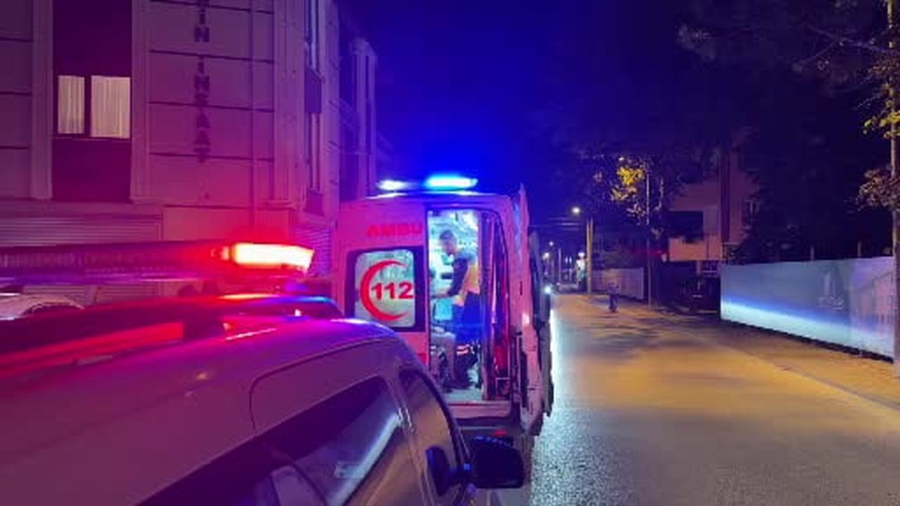 Düzce’de motosiklet kaldırıma çarptı: 2 yaralı