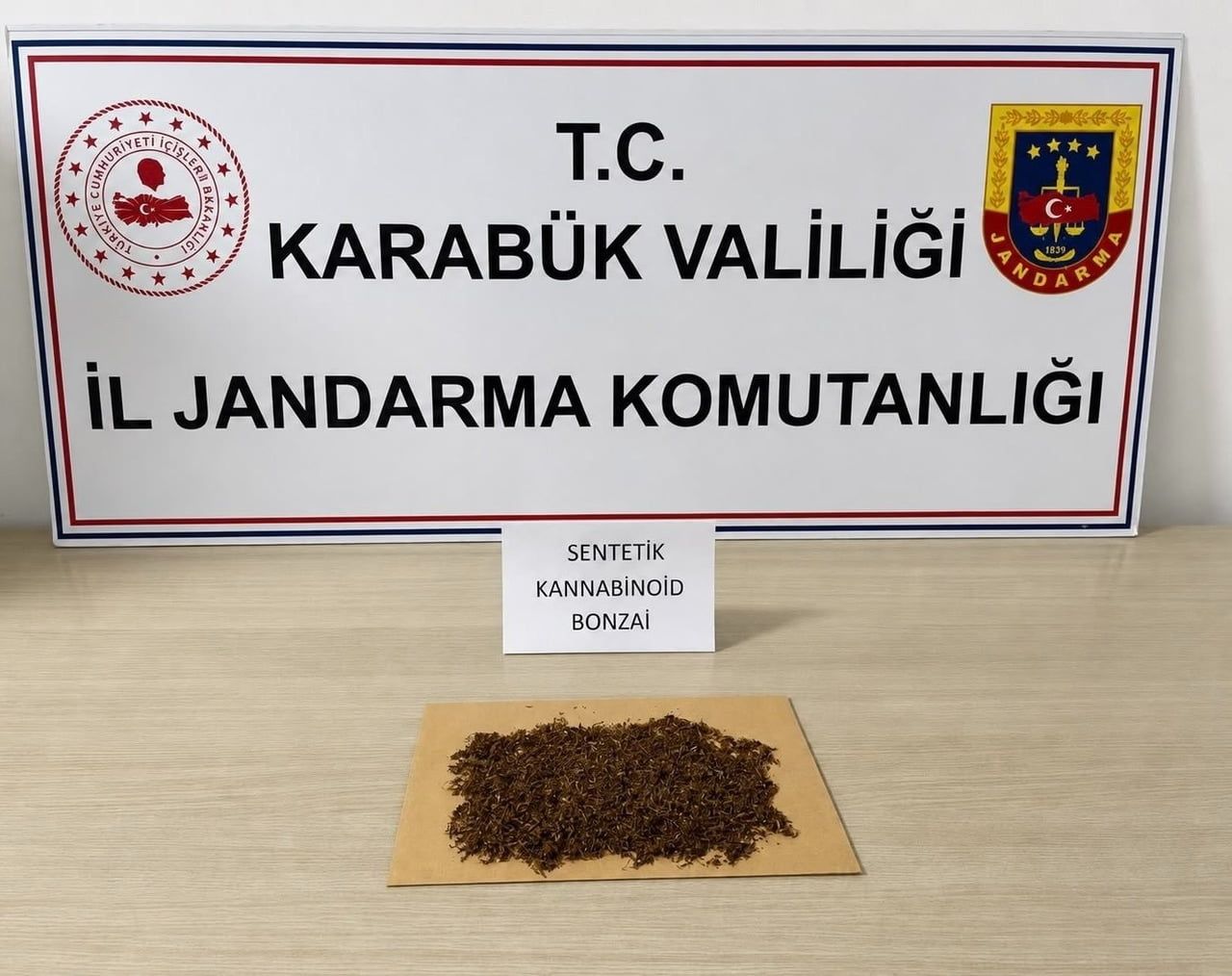 KARABÜK'TE JANDARMA EKİPLERİNCE DÜZENLENEN 4 AYRI OPERASYONDA SENTETİK ECZA HAP, METAMFETAMİN VE...