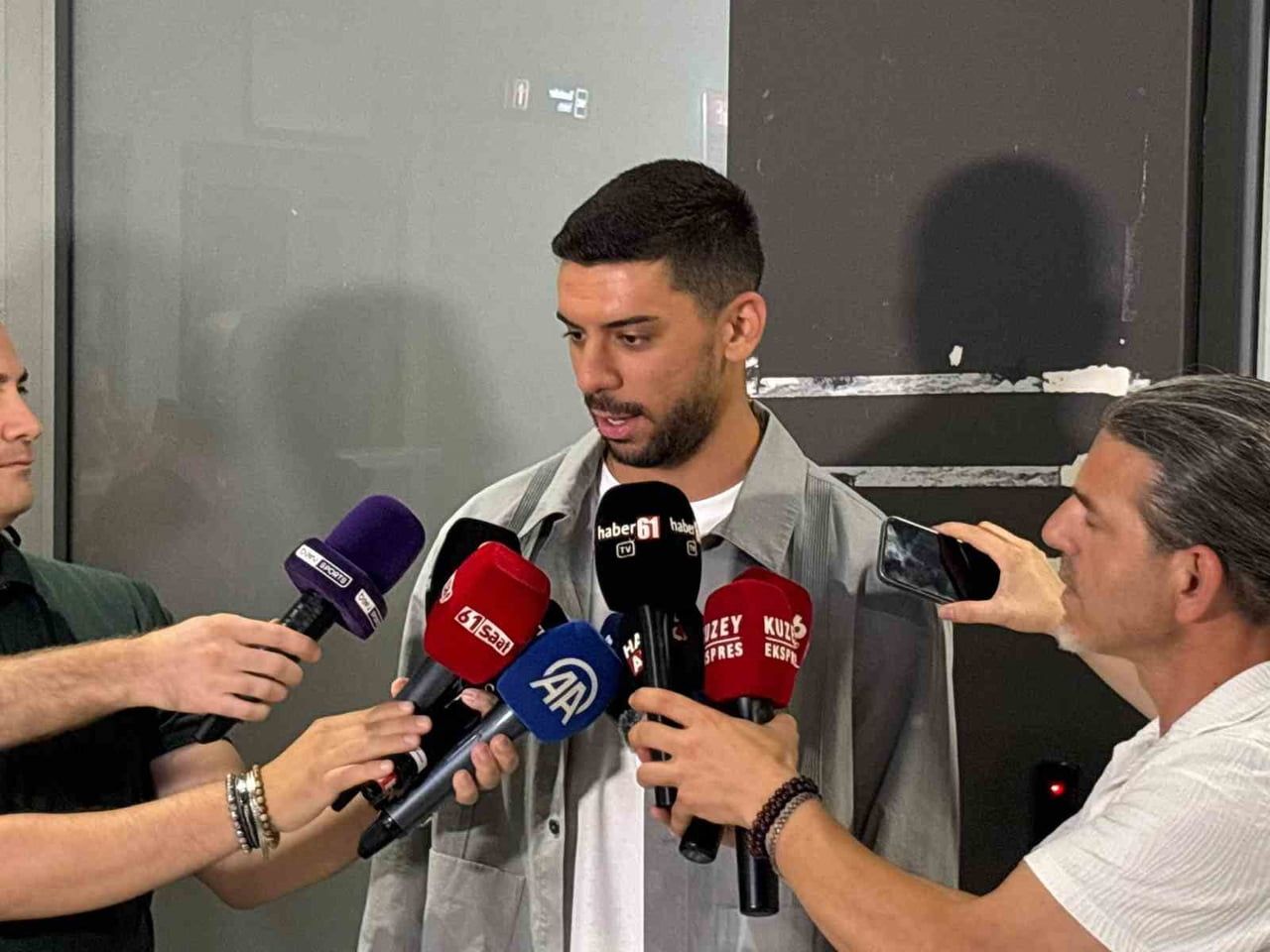 TRABZONSPOR'UN İSPANYA LA LİGA EKİPLERİNDEN VALENCİA'DAN KADROSUNA KATTIĞI STOPER CENK ÖZKAÇAR...