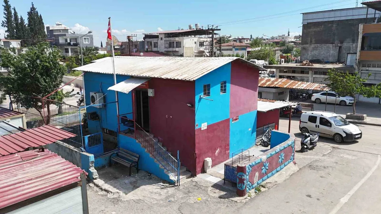 HATAY'IN KIRIKHAN İLÇESİNDE YAŞAYAN MAHALLE MUHTARI ŞAKİR VARLIBAŞ, TRABZONSPOR SEVGİSİNİ...
