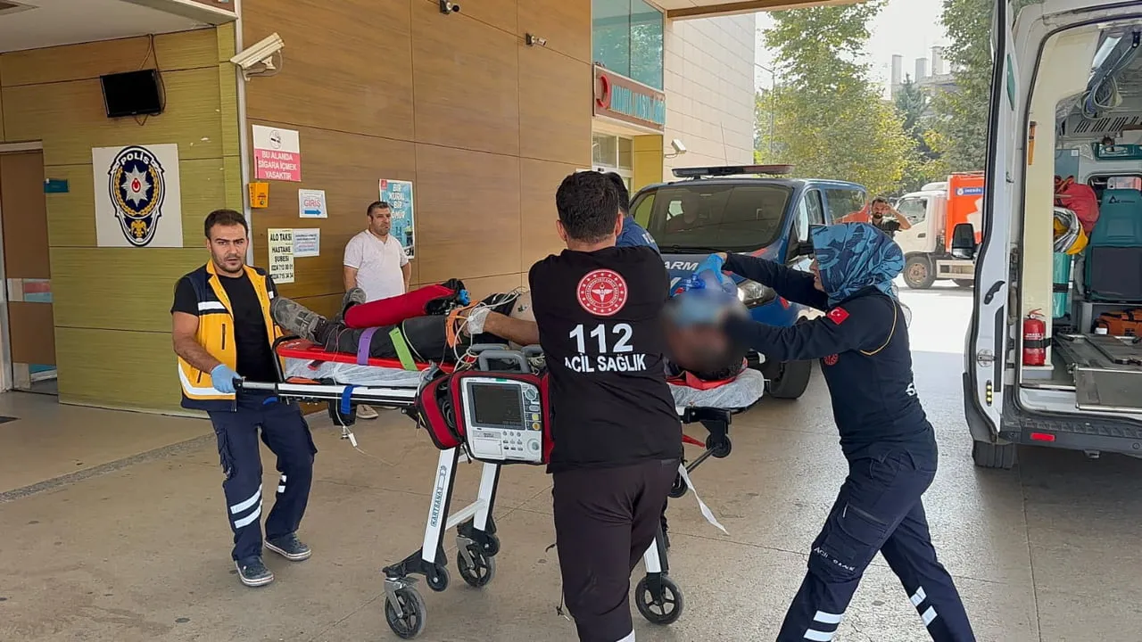 BURSA’NIN İNEGÖL İLÇESİNDE MEYDANA GELEN KAZADA, KONTROLDEN ÇIKAN KAMYONET PARK HALİNDEKİ KAMYONA...