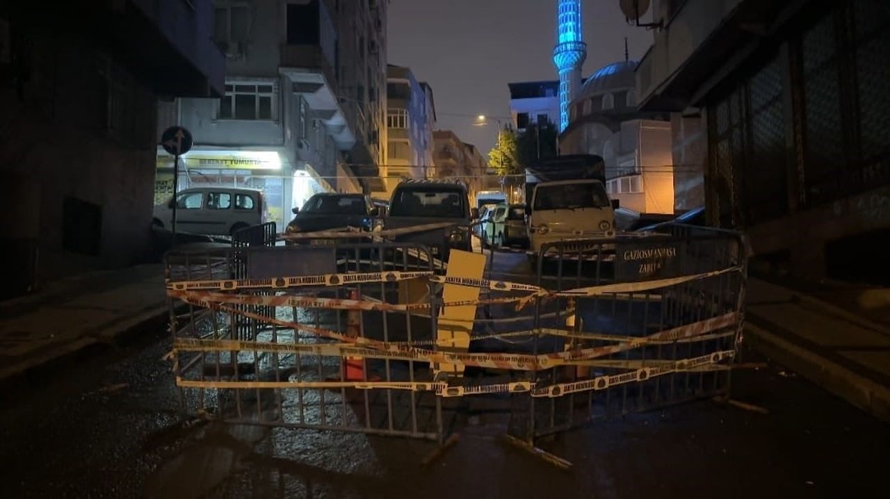 GAZİOSMANPAŞA’DA SAĞANAK SONRASI YOLDA ÇÖKME MEYDANA GELDİ