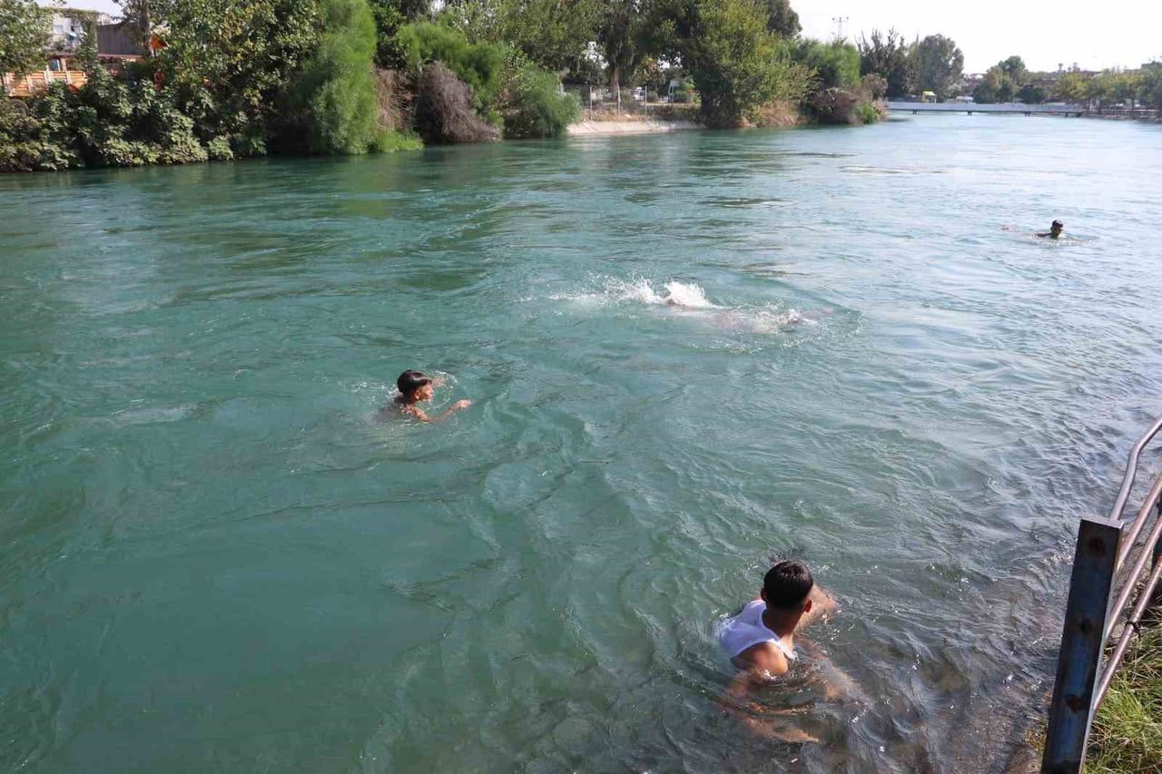ADANA’DA HİSSEDİLEN SICAKLIĞIN 40 DERECEYE YAKIN SEVİYELERDE SÜRMESİYLE SERİNLEMEK İSTEYEN...