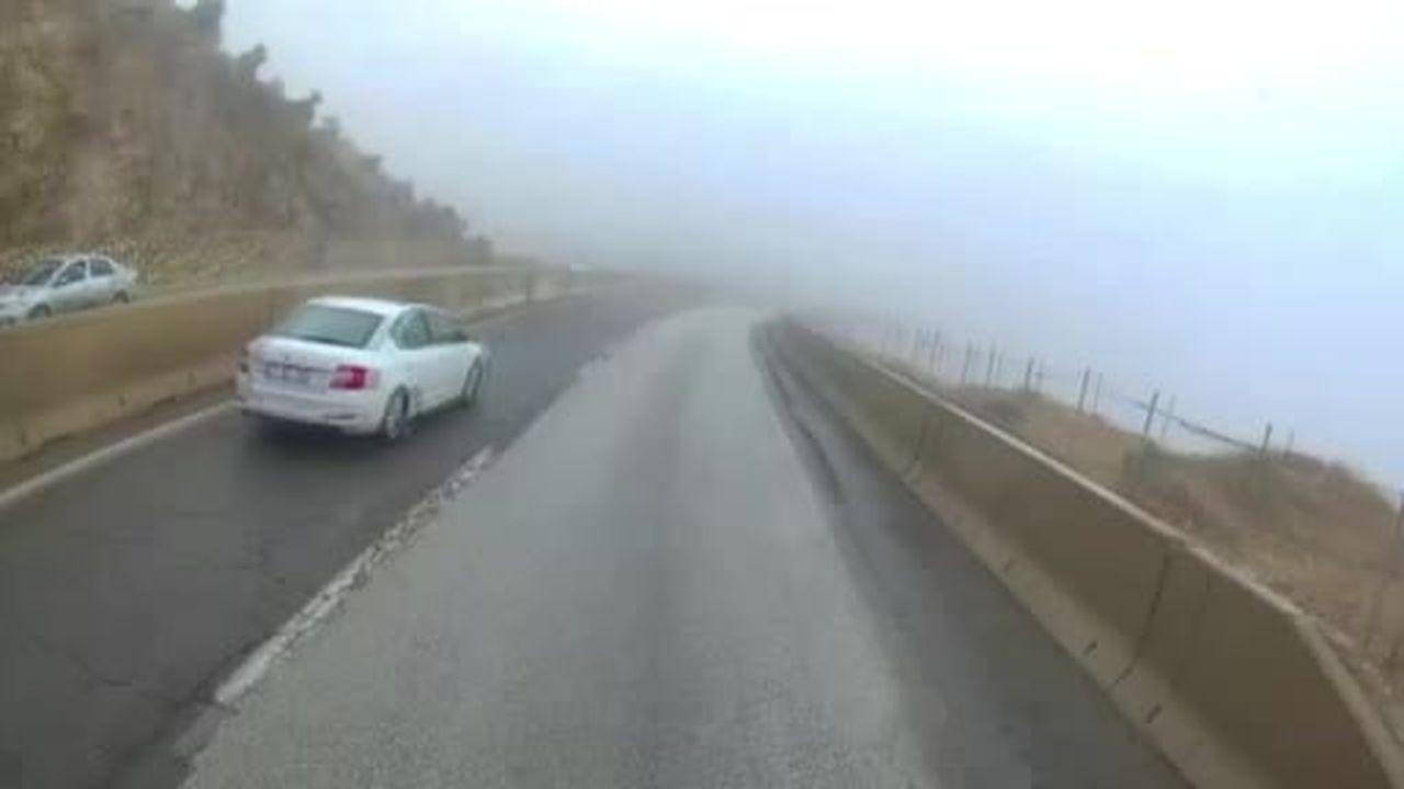 Önünde seyreden otomobil orta refüje böyle çarptı, tır sürücüsü neye uğradığını...