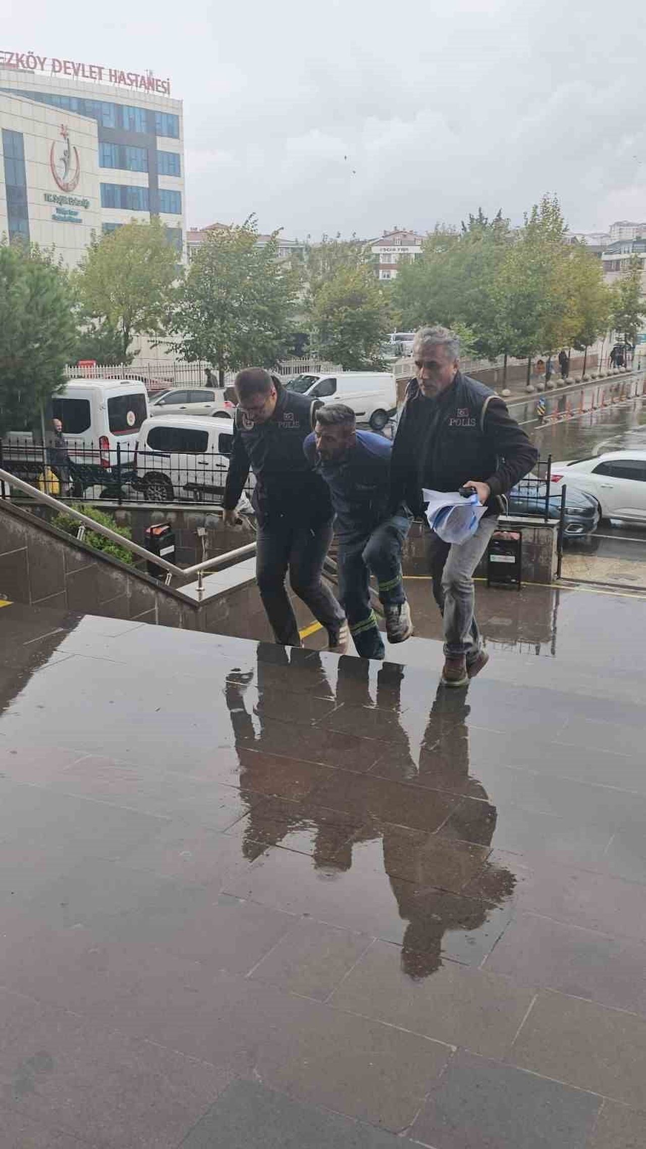 TÜRK BAYRAĞI ÜZERİNDE PROVAKASYON YAPAN ŞAHIS, ‘HALKI YANILTICI BİLGİYİ YAYMAK’ SUÇUNDAN...