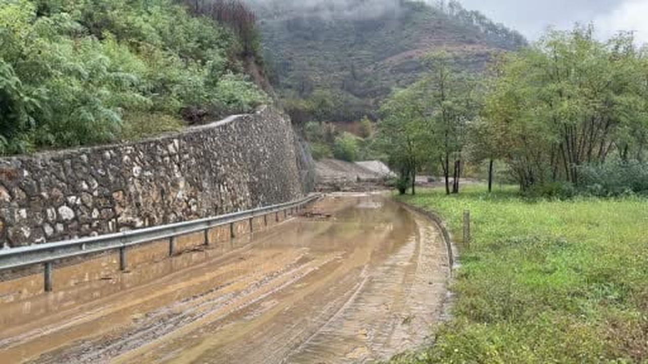 Sakarya'da toprak kayması nedeniyle iki mahalleye giriş kapandı