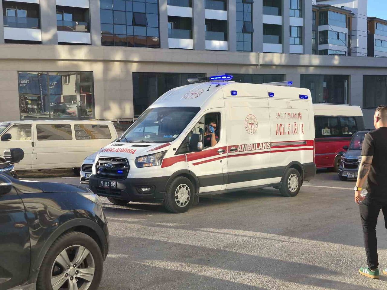 ESKİŞEHİR'DE BİR ARACIN ÇARPMASI SONUCU YARALANAN 12 YAŞINDAKİ ÇOCUK HASTANEYE KALDIRILDI.