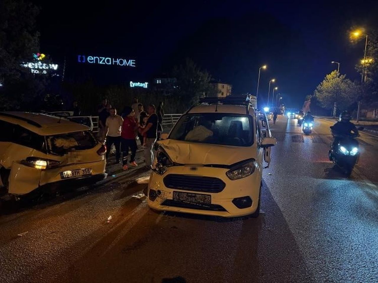 KARABÜK’TE OTOMOBİL İLE HAFİF TİCARİ ARACIN ÇARPIŞMASI SONUCU MEYDANA GELEN TRAFİK KAZASINDA 7...
