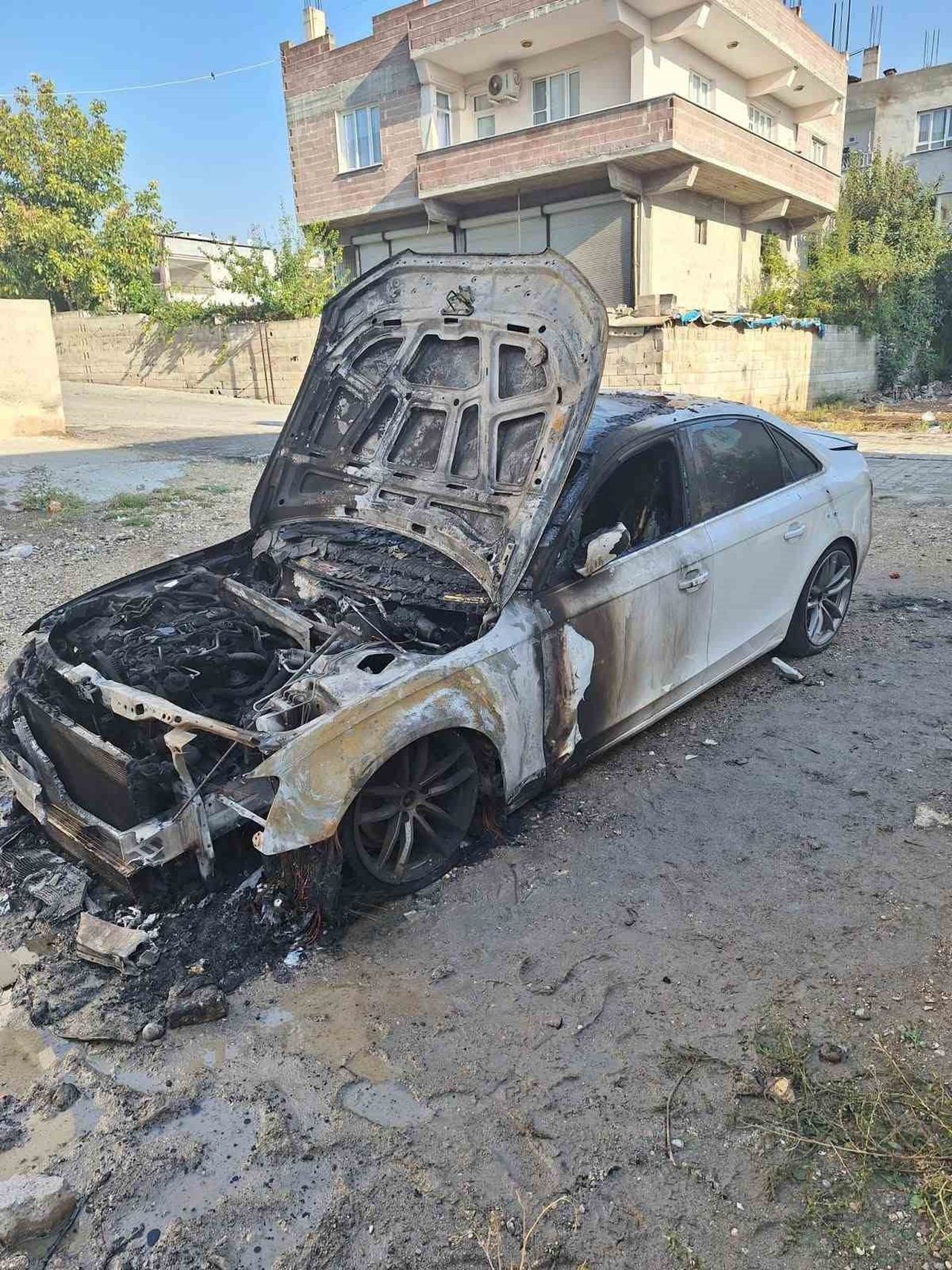 ŞANLIURFA'NIN BİRECİK İLÇESİNDE PARK HALİNDEKİ OTOMOBİLE ÖNCE ATEŞ AÇILDI, SONRA DA...