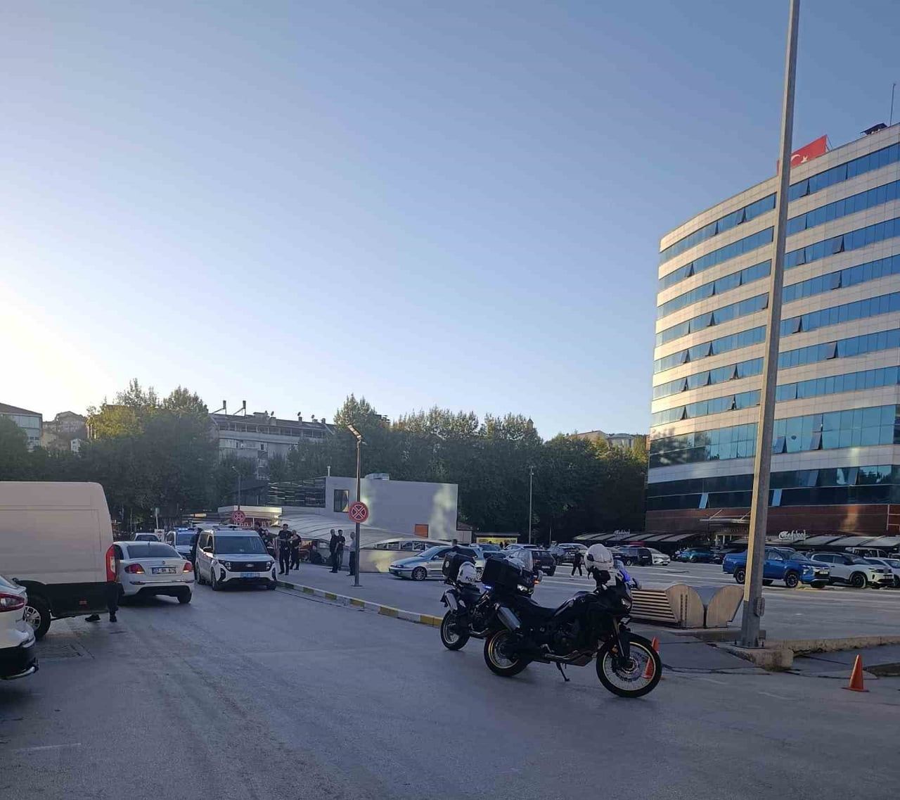 KASTAMONU BELEDİYESİNDE ÇALIŞAN VE İŞTEN ÇIKARILDIĞINI İDDİA EDEN ŞAHIS, ARAÇLA KASTAMONU...