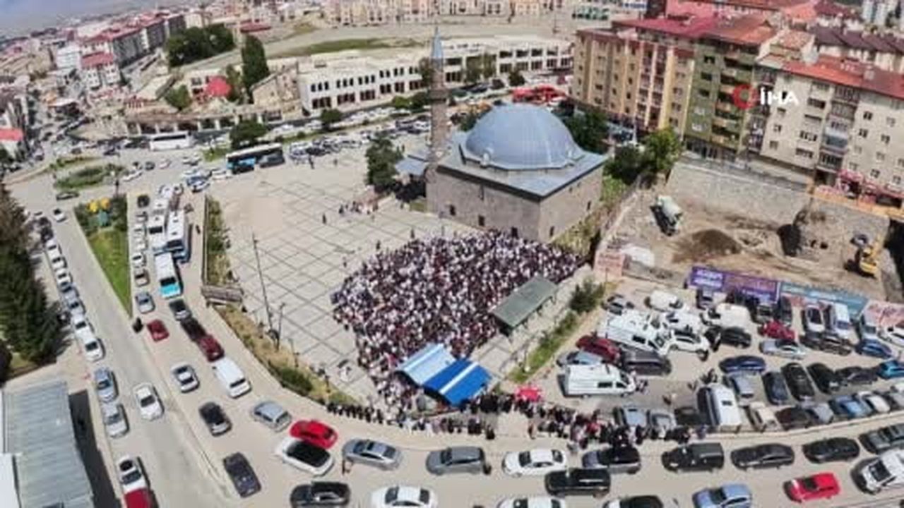 Kazada hayatını kaybeden 3 genç gözyaşlarıyla toprağa verildi: Bu acıya yürek dayanmaz