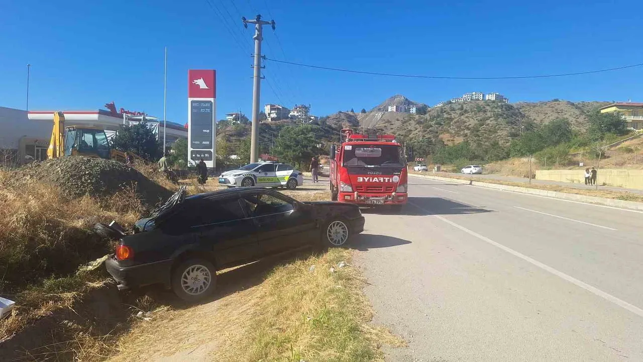İSKİLİP İLÇESİNDE OTOMOBİLİN YOLDAN ÇIKARAK TOPRAK YIĞINI VE SU KANALINA ÇARPMASI SONUCU 2'Sİ...