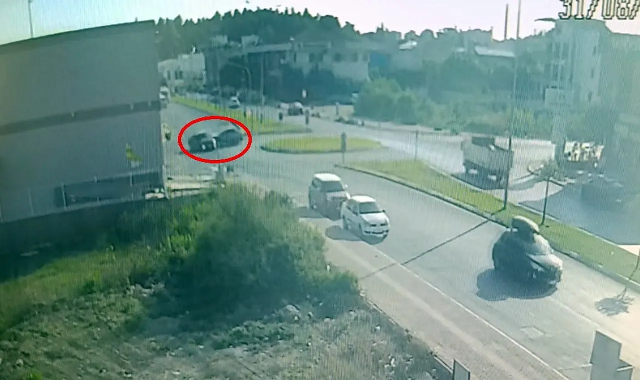 ANTALYA’NIN MANAVGAT İLÇESİNDE İKİ OTOMOBİLİN ÇARPIŞMASI SONUCU MEYDANA GELEN TRAFİK KAZASINDA...