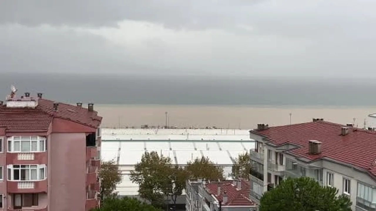 Bursa’da sel suları denizi çamura buladı