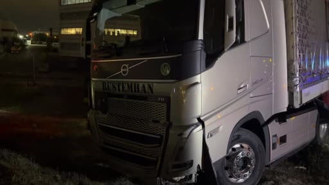 Tır bariyerleri aşarak yoldan çıktı, şoförü olay yerinde bulunamadı