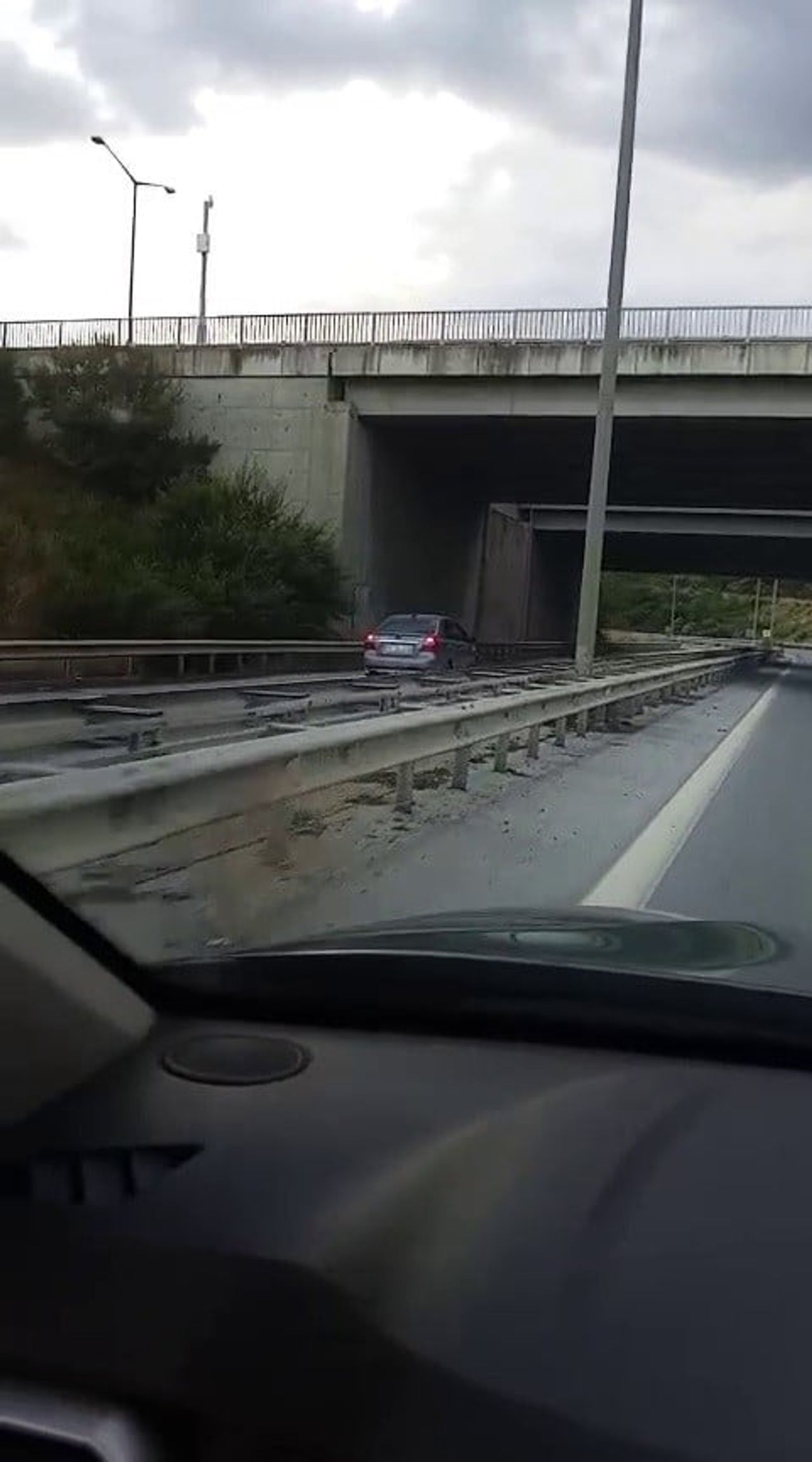 HATAY'DA TRAFİK GÜVENLİĞİNİ HİÇE SAYARAK OTOYOL ÜZERİNDE TERS ŞERİTTE İLERLEYEN OTOMOBİL...