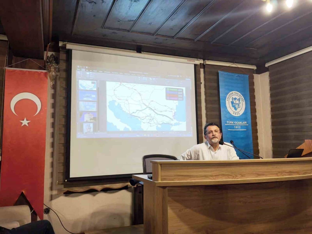 DOÇ. DR. HAKAN DEĞİRMENCİ, ESKİŞEHİR TÜRK OCAĞI'NDA DÜZENLENEN SÖYLEŞİDE KONUŞTU
