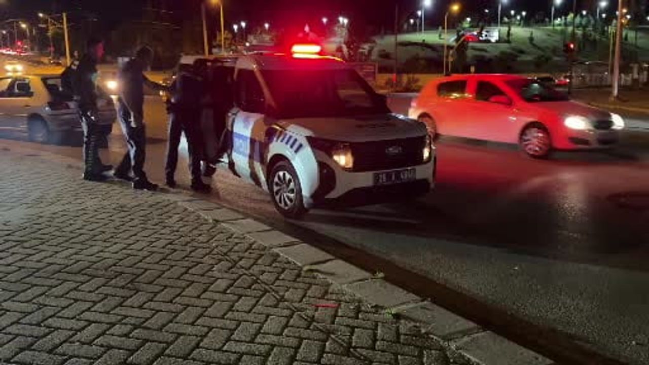 Otomobil ve motosiklet kafa kafaya çarpıştı: 2 yaralı