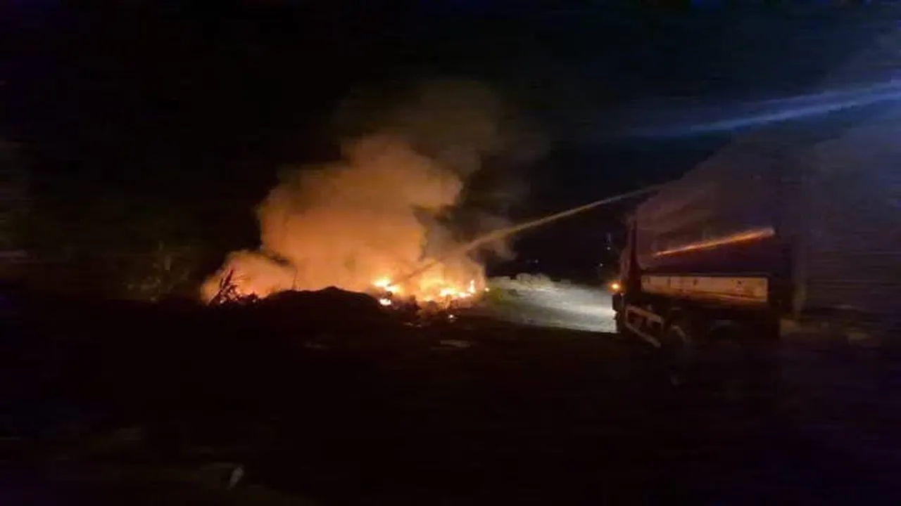 ARSUZ’UN MADENLİ MAHALLESİ’NDE OTLUK VE ÇÖPLÜK ALANDA ÇIKAN YANGIN, İTFAİYE EKİPLERİNİN...