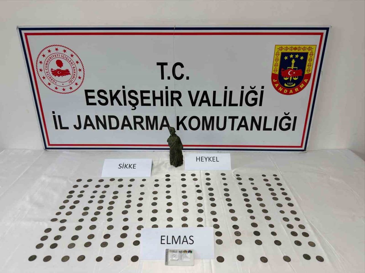 ESKİŞEHİR’DE JANDARMA EKİPLERİ YAPTIKLARI OPERASYONDA BİR ŞAHSIN SATMAK İÇİN HAZIRLADIĞI 1 ELMAS...