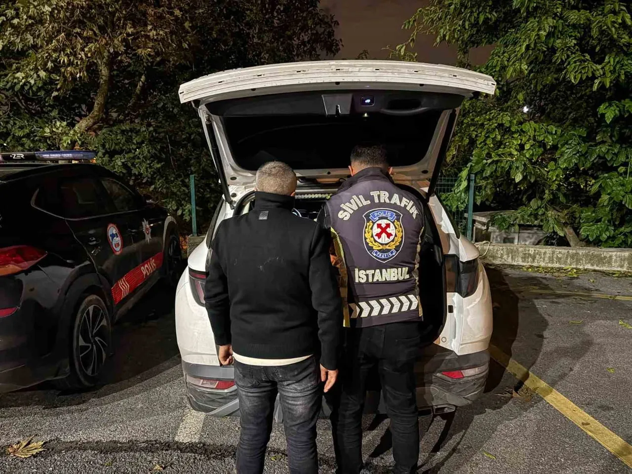 BAŞAKŞEHİR'DE YOLU KESEREK TRAFİK GÜVENLİĞİNİ TEHLİKEYE DÜŞÜREN 2 SÜRÜCÜYE TOPLAM 384 BİN 712 TL...