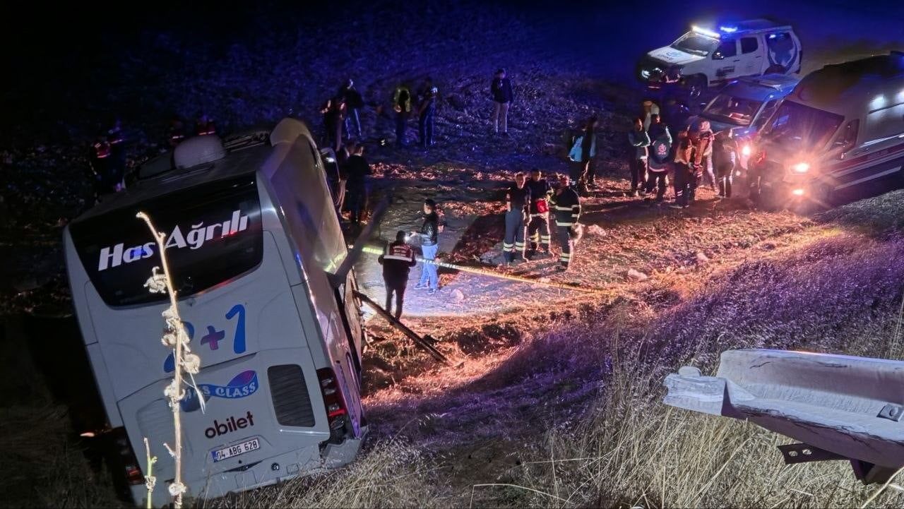 AMASYA’DA YOLCU OTOBÜSÜNÜN BARİYERLERE ÇARPARAK ŞARAMPOLE UÇTUĞU KAZADA YARALANAN 24 KİŞİ TEDAVİ...