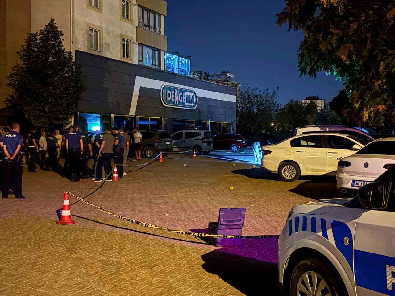 KAYSERİ'NİN MELİKGAZİ İLÇESİNDE BİR ŞAHIS 8 KATLI BİNANIN ÖNÜNDE TABANCAYLA HEDEF GÖZETMEKSİZİN...