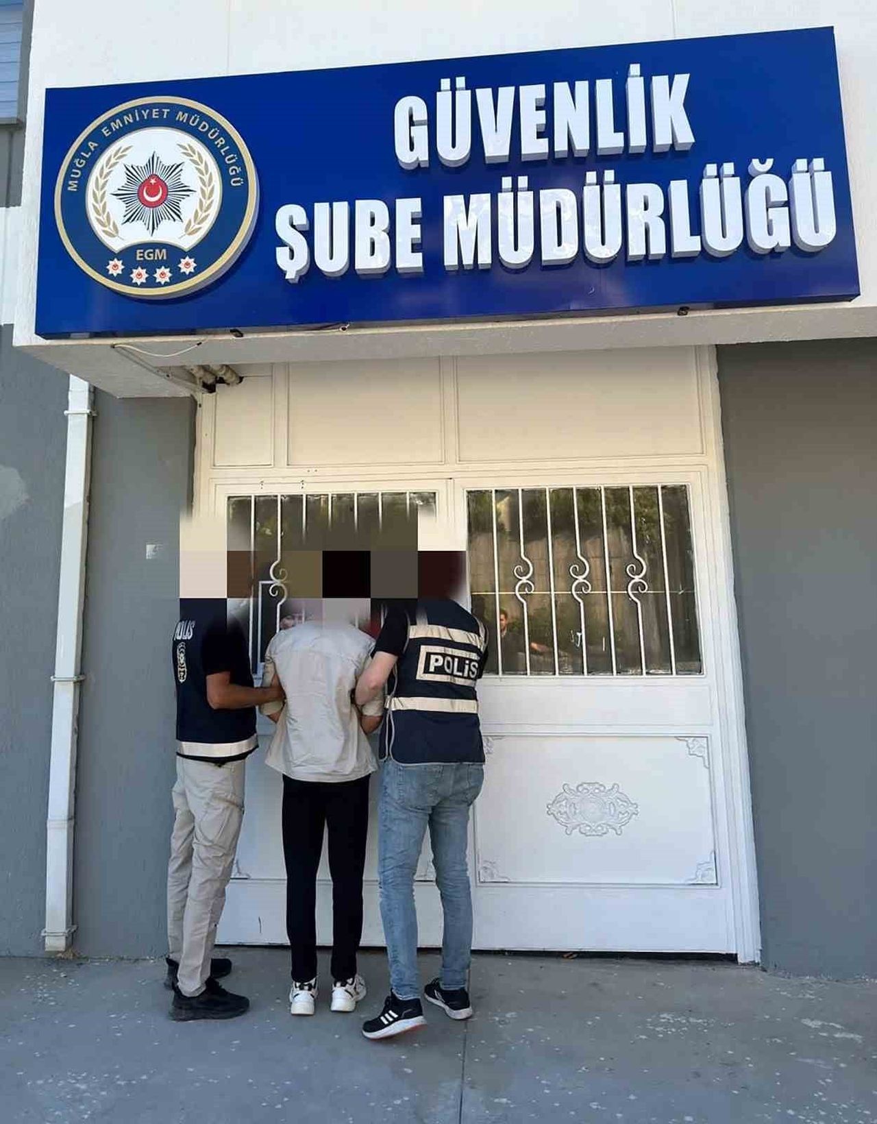 OKULUN BAHÇESİNDEKİ ATATÜRK BÜSTÜNÜ SÖKEN ŞAHIS YAKALANDI