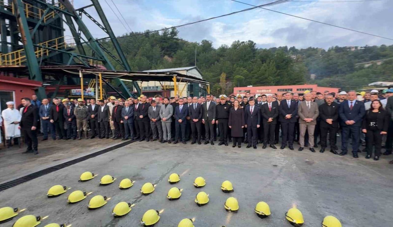 GRİZU FACİASINDA HAYATINI KAYBEDEN 43 MADENCİ DUALARLA ANILDI.