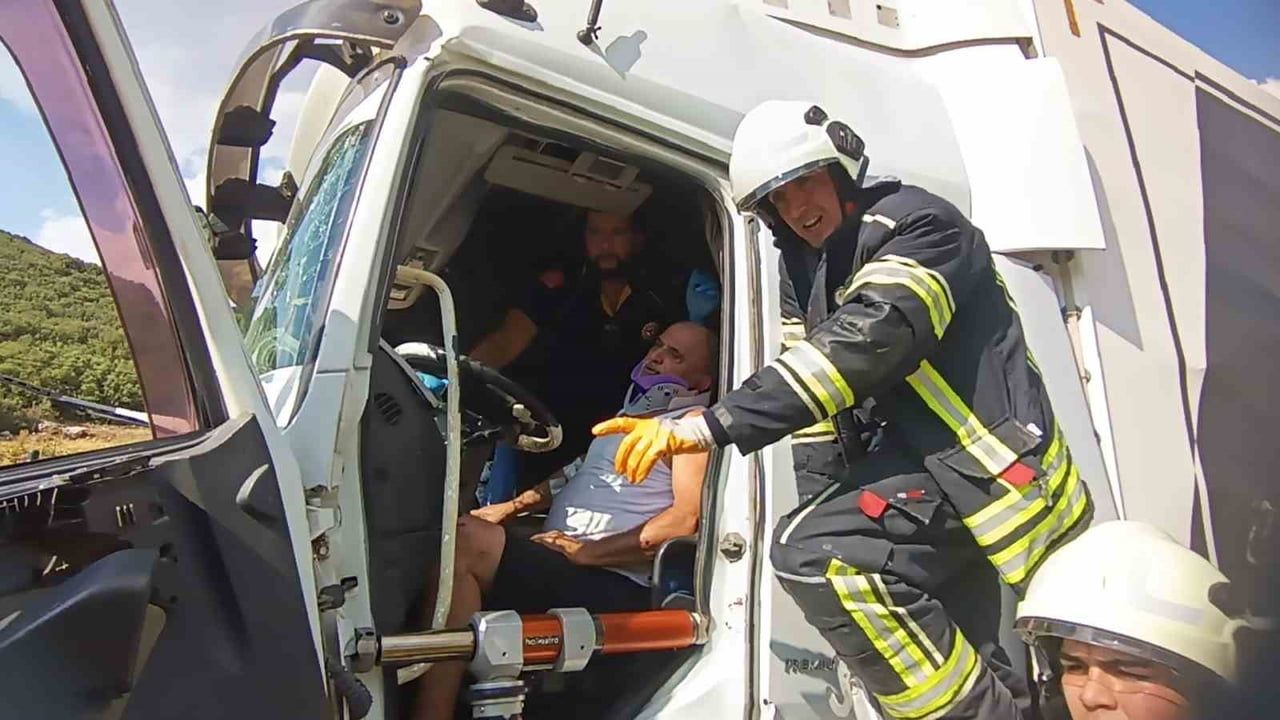 BURDUR'DA İKİ TIRIN ÇARPIŞMASI SONUCU MEYDANA GELEN TRAFİK KAZASINDA 1 KİŞİ YARALANIRKEN ARAÇ...