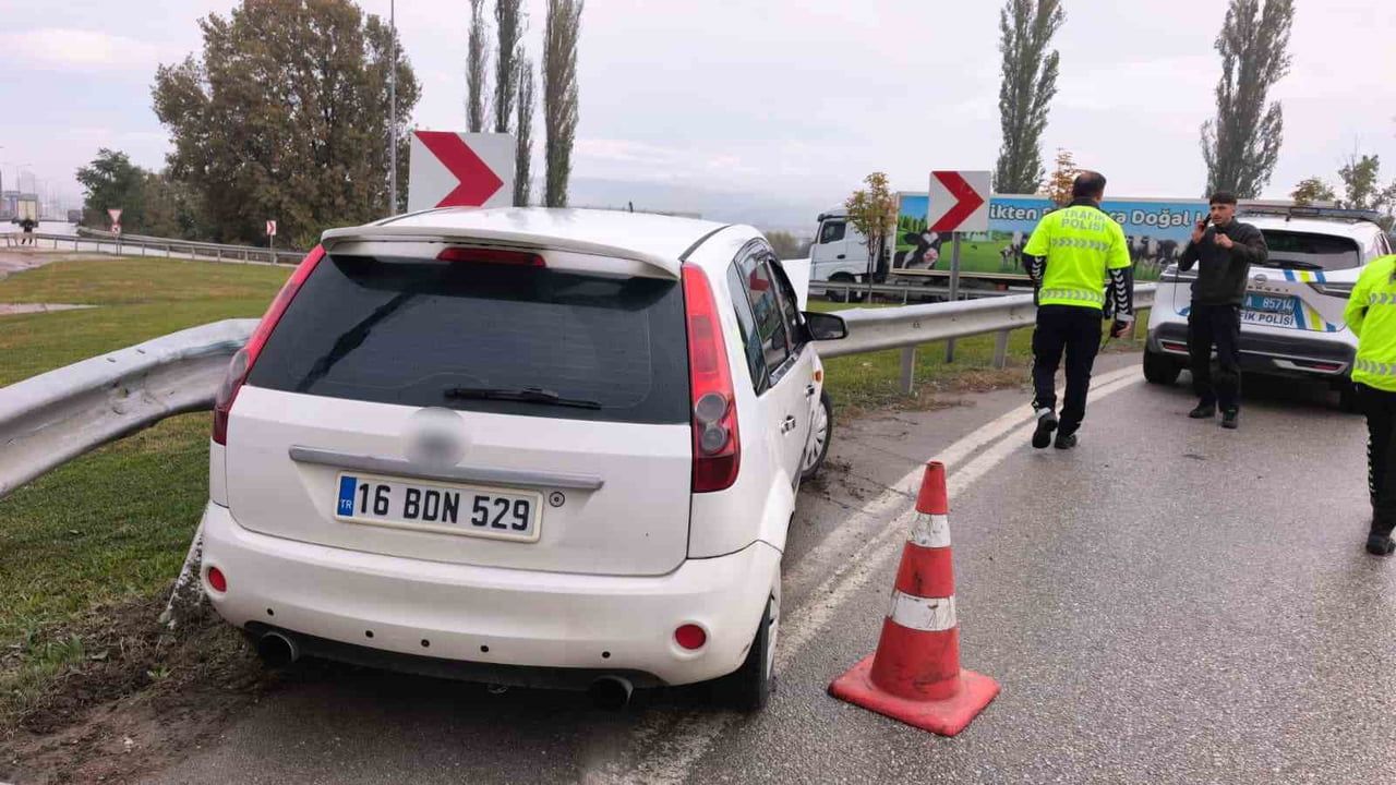 BURSA’NIN İNEGÖL İLÇESİNDE YAĞIŞ NEDENİYLE KAYGANLAŞAN YOLDA KONTROLDEN ÇIKAN OTOMOBİL BARİYERLERE...