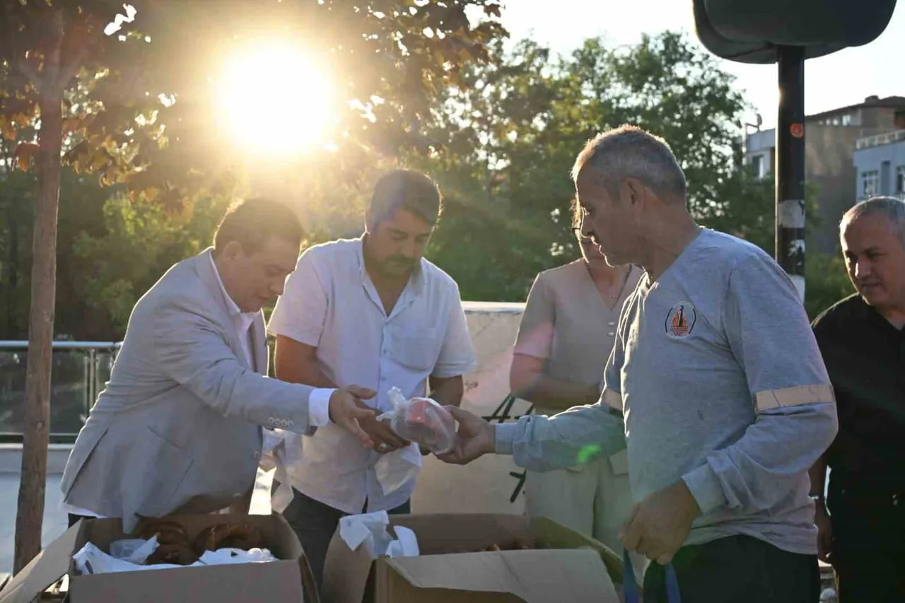 BİLECİK'TE SABAH İŞE GİDEN BİNLERCE İŞÇİYE MİLLİYETÇİ HAREKET PARTİSİ (MHP) TARAFINDAN SİMİT İKRAM...
